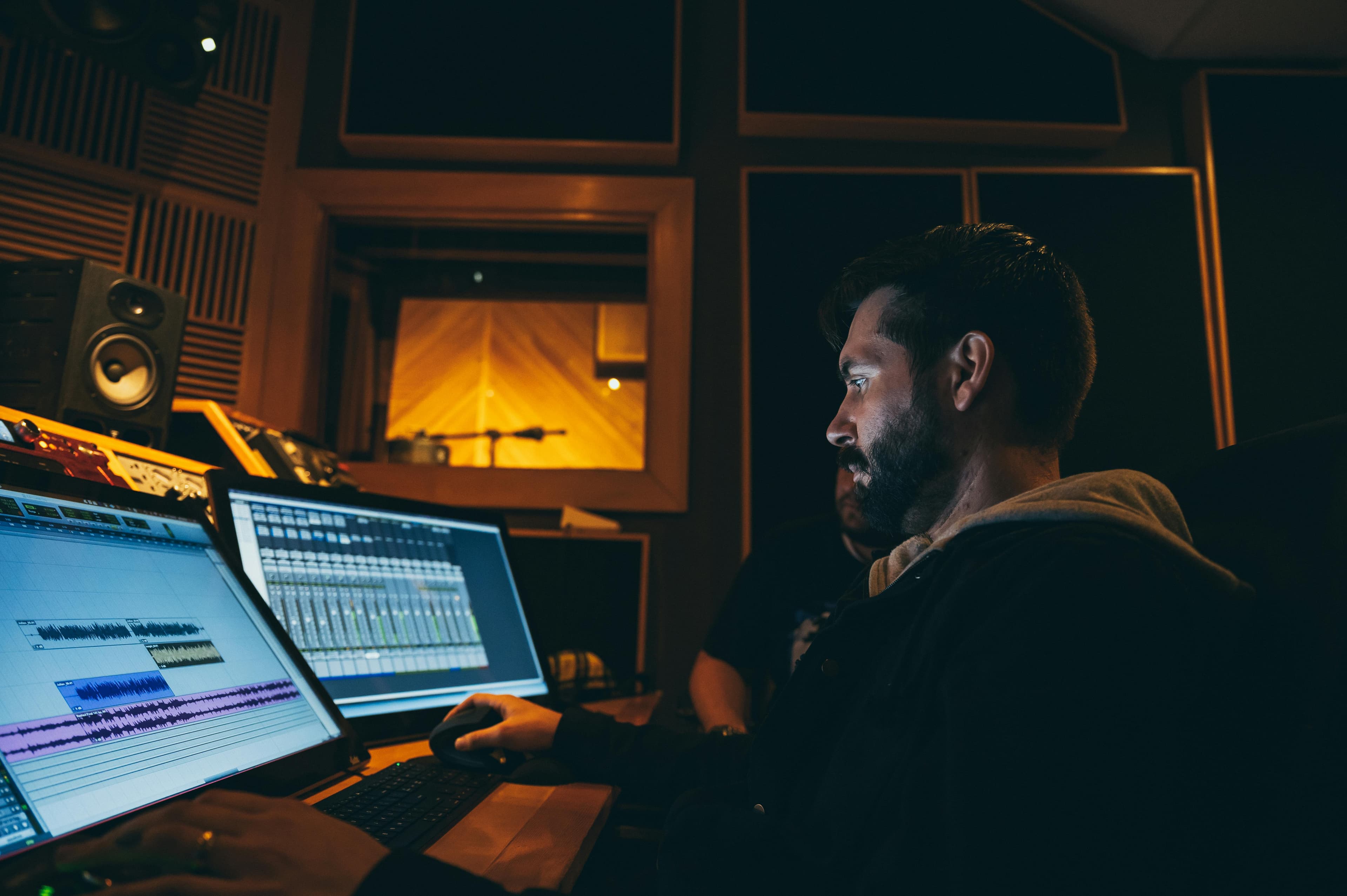 Técnico de audio en el estudio de grabación de DNA Music