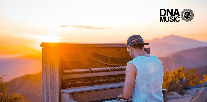 Hombre Al Sol Tocando Piano Vertical Dna Music